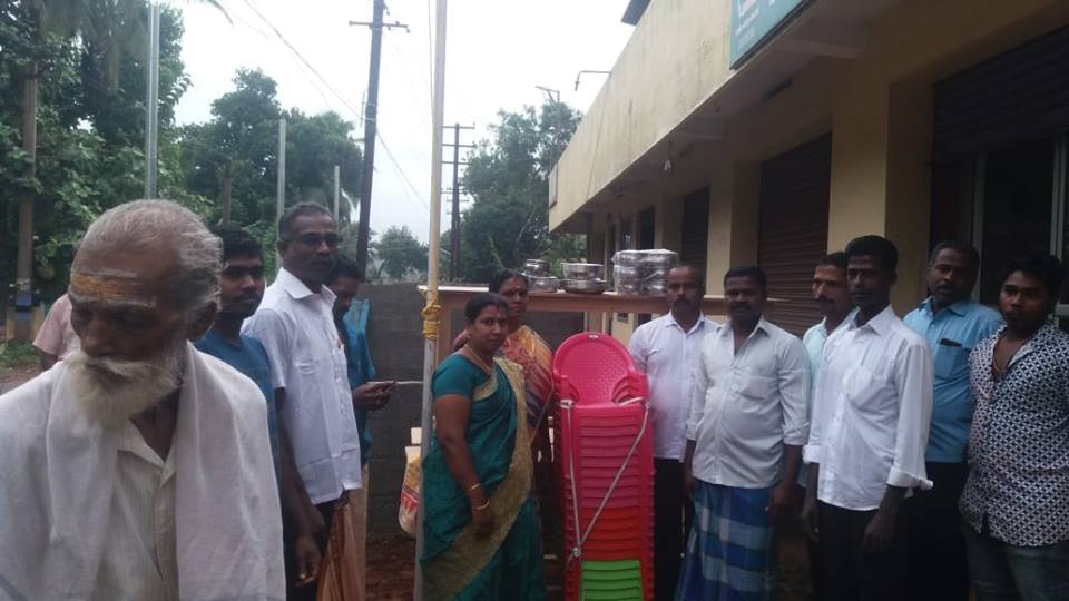 கன்னியாகுமரி மாவட்டத்தில் அரசு பள்ளியில் குழந்தைகள் அமர்வதர்க்கு நாற்காலிகள் வழங்கப்பட்டது