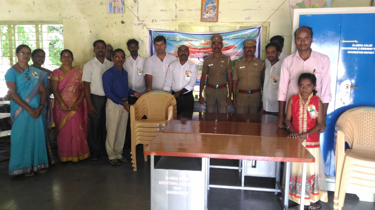 தருமபுரி மாவட்டத்தில் அரசு பள்ளிக்கு நாற்காலிகள், மேஜை மற்றும் பீரோ ஆகியவை வழங்கப்பட்டது.